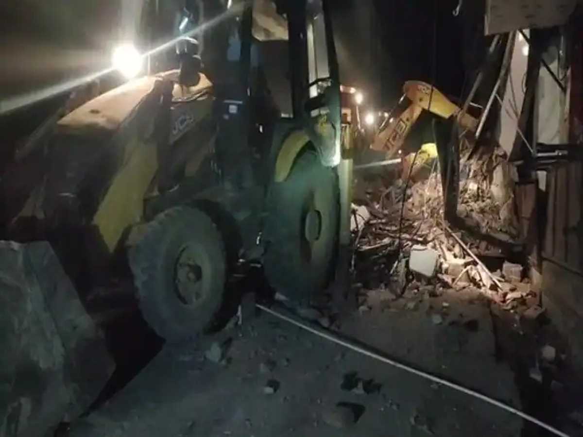 अलीगढ़ में कमजोर इमारत की छत गिरने से एक की मौत, 3 घायल